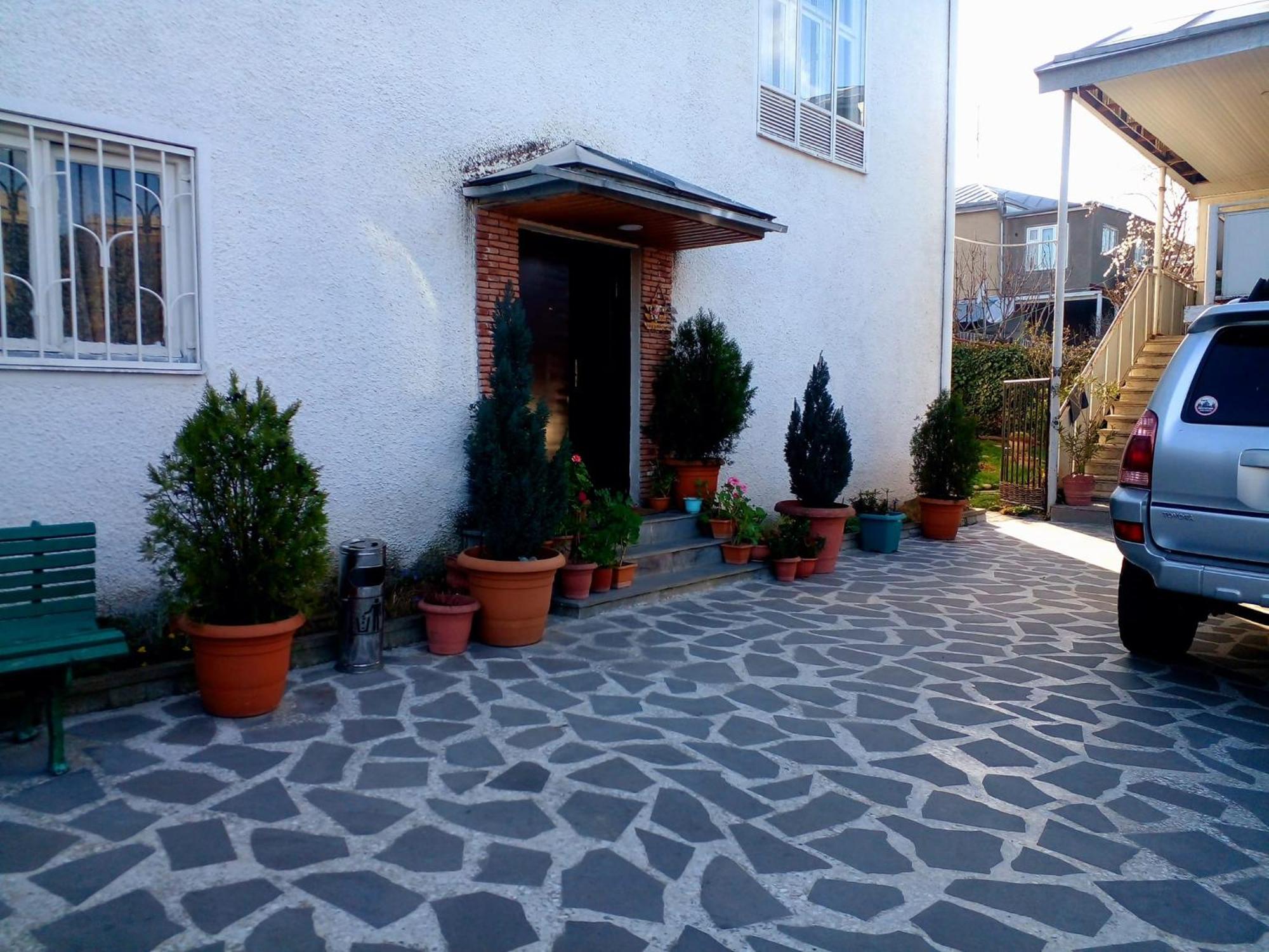 Guesthouse Giorgi Telavi Exterior photo